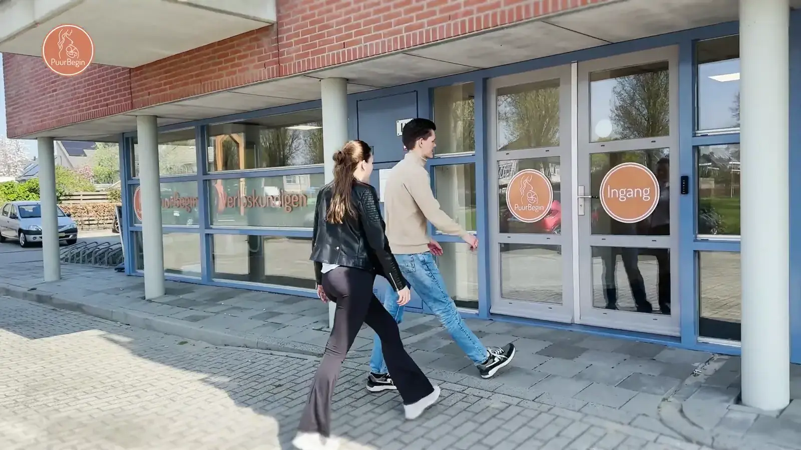 De entree van Verloskundigen PuurBegin aan de Orkestlaan in Kampen